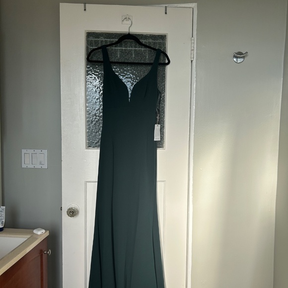 Beautiful Emerald Green Lulus Holiday Full Length/Maxi Gown Size Small - Picture 4 of 5